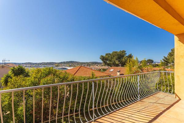 Maison familiale avec jardin, piscine et vues