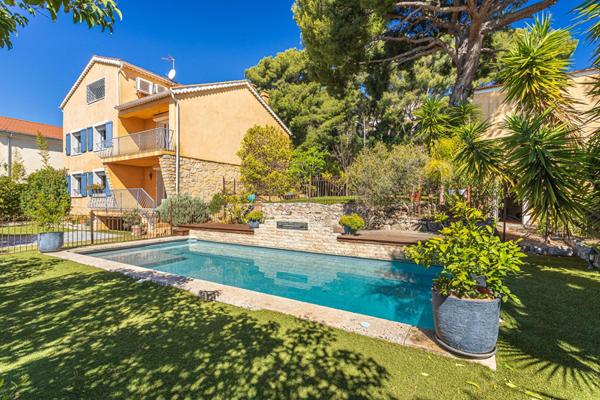 Maison familiale avec jardin, piscine et vues