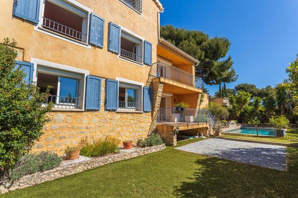 Maison familiale avec jardin, piscine et vues
