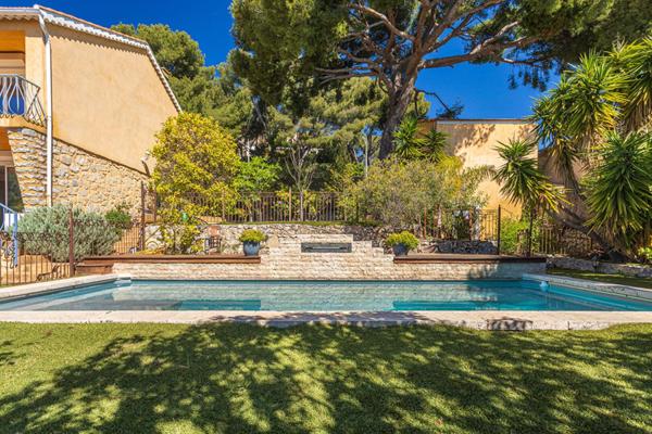 Maison familiale avec jardin, piscine et vues