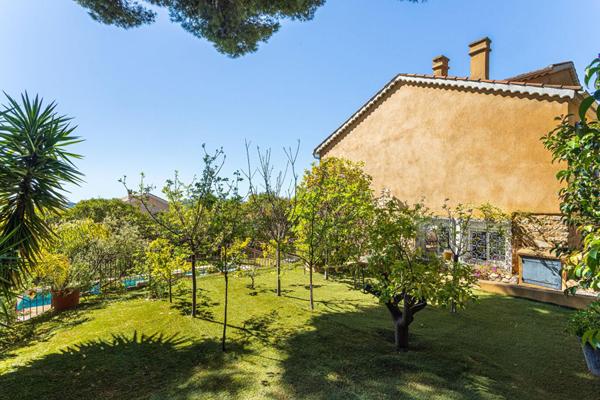 Maison familiale avec jardin, piscine et vues