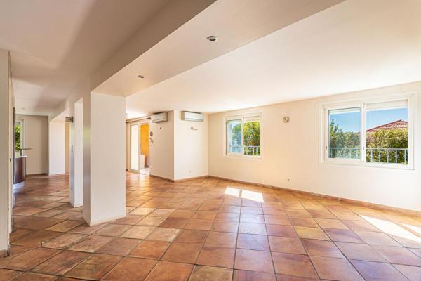 Maison familiale avec jardin, piscine et vues