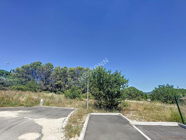 Terrain constructible a Pertuis, vue degagee et panoramique sur la Sainte Victoire, plain-pied ou R+1
