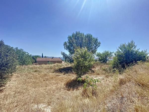 Terrain constructible a Pertuis, vue degagee et panoramique sur la Sainte Victoire, plain-pied ou R+1