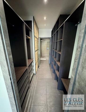 MAISON CONTEMPORAINE AVEC PISCINE