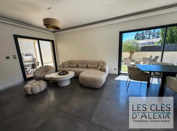 MAISON CONTEMPORAINE AVEC PISCINE