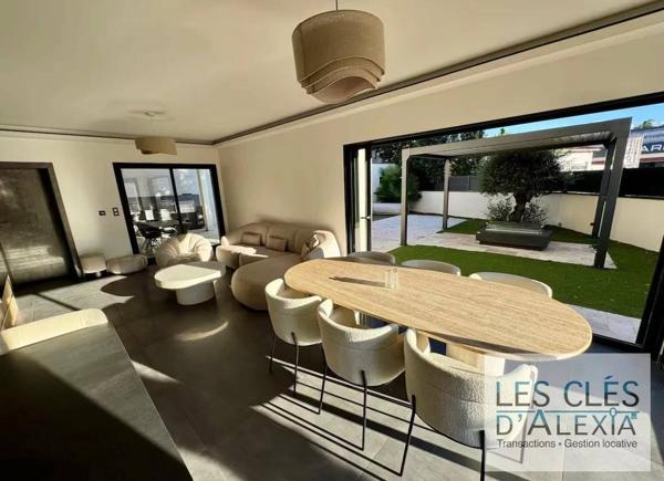 MAISON CONTEMPORAINE AVEC PISCINE
