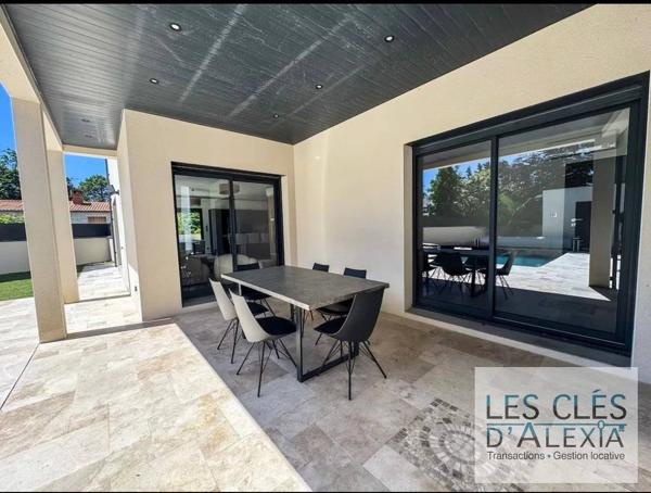 MAISON CONTEMPORAINE AVEC PISCINE