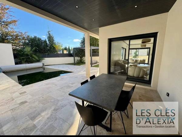 MAISON CONTEMPORAINE AVEC PISCINE