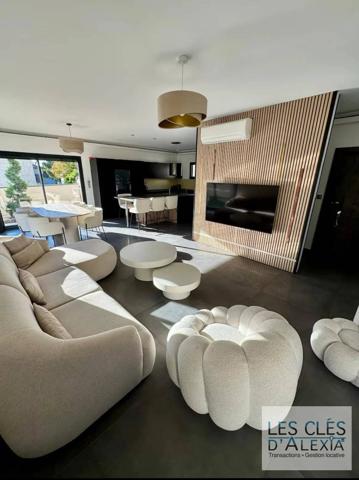 MAISON CONTEMPORAINE AVEC PISCINE