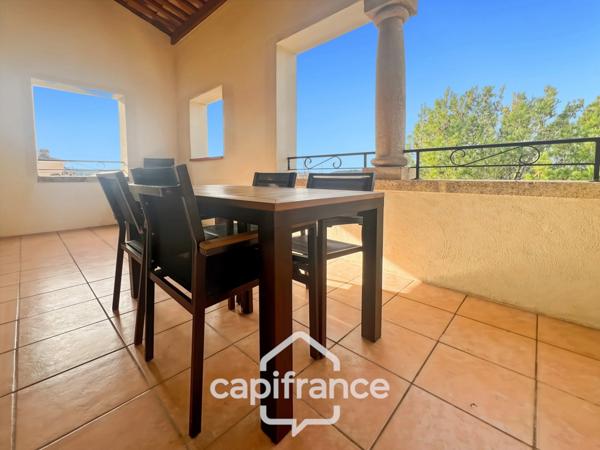 Domaine de Pont royal, spacieux et lumineux appartement de 40 m2,belle vue, localisé en angle, une chambre, grande loggia terrasse, place de parking sous la résidence