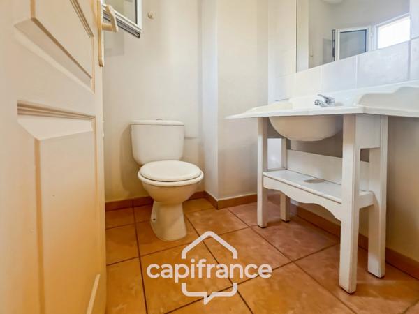 Domaine de Pont royal, spacieux et lumineux appartement de 40 m2,belle vue, localisé en angle, une chambre, grande loggia terrasse, place de parking sous la résidence