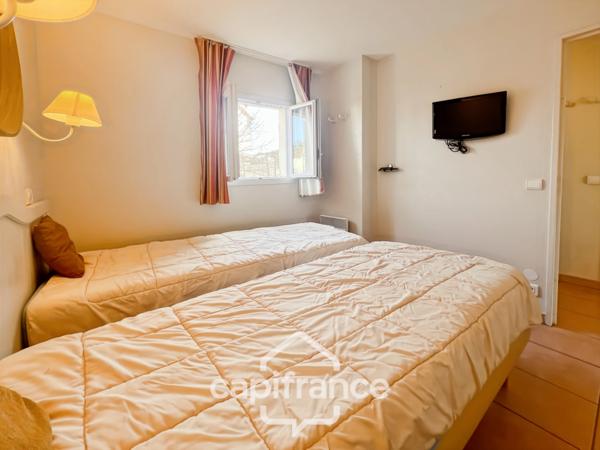 Domaine de Pont royal, spacieux et lumineux appartement de 40 m2,belle vue, localisé en angle, une chambre, grande loggia terrasse, place de parking sous la résidence