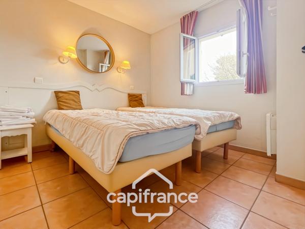 Domaine de Pont royal, spacieux et lumineux appartement de 40 m2,belle vue, localisé en angle, une chambre, grande loggia terrasse, place de parking sous la résidence