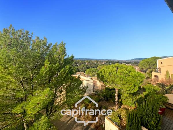 Domaine de Pont royal, spacieux et lumineux appartement de 40 m2,belle vue, localisé en angle, une chambre, grande loggia terrasse, place de parking sous la résidence