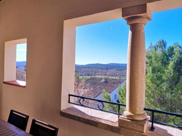 Domaine de Pont royal, spacieux et lumineux appartement de 40 m2,belle vue, localisé en angle, une chambre, grande loggia terrasse, place de parking sous la résidence