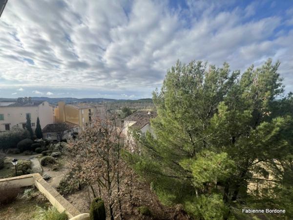 Domaine de Pont royal, spacieux et lumineux appartement de 40 m2,belle vue, localisé en angle, une chambre, grande loggia terrasse, place de parking sous la résidence