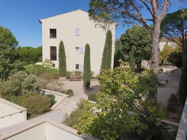 Domaine de Pont royal, spacieux et lumineux appartement de 40 m2,belle vue, localisé en angle, une chambre, grande loggia terrasse, place de parking sous la résidence