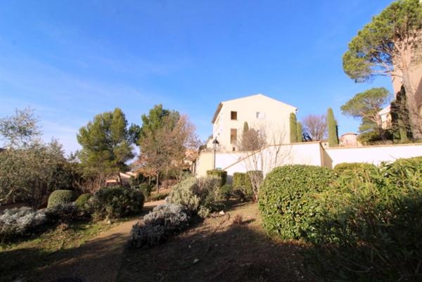 Domaine de Pont royal, spacieux et lumineux appartement de 40 m2,belle vue, localisé en angle, une chambre, grande loggia terrasse, place de parking sous la résidence