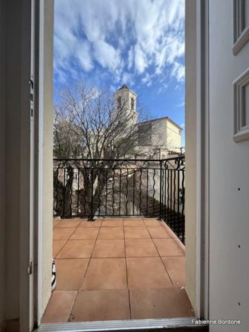 Domaine de Pont royal, spacieux et lumineux appartement de 40 m2,belle vue, localisé en angle, une chambre, grande loggia terrasse, place de parking sous la résidence