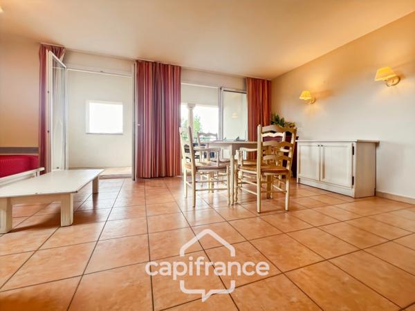 Domaine de Pont royal, spacieux et lumineux appartement de 40 m2,belle vue, localisé en angle, une chambre, grande loggia terrasse, place de parking sous la résidence