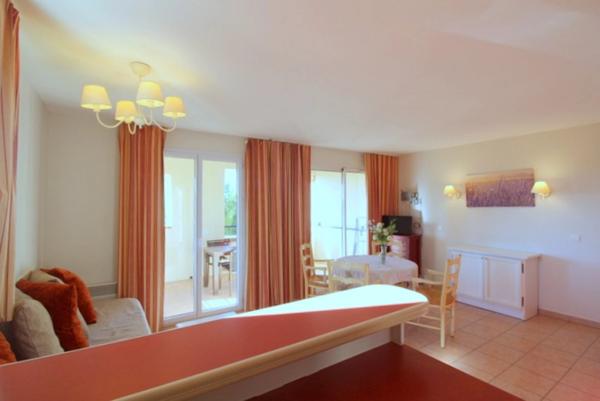 Domaine de Pont royal, spacieux et lumineux appartement de 40 m2,belle vue, localisé en angle, une chambre, grande loggia terrasse, place de parking sous la résidence