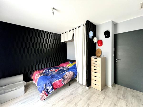 Maison
                                                                                                                                                                                                                                                                                                                        7 pièce(s)                                                                                                                                                                                                          5 chambre(s)                                                                                                                                                                                                          171  m²