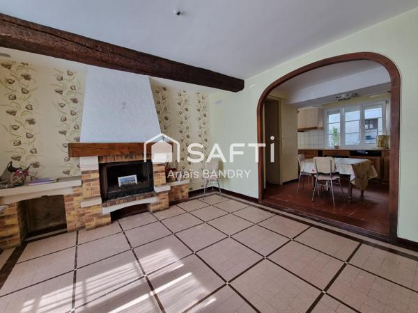 Maison dans un village avec commerces