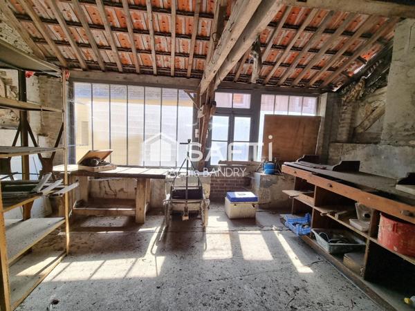 Maison dans un village avec commerces