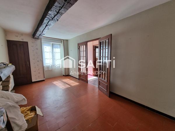 Maison dans un village avec commerces