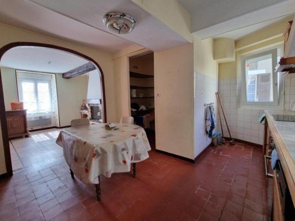 Maison dans un village avec commerces