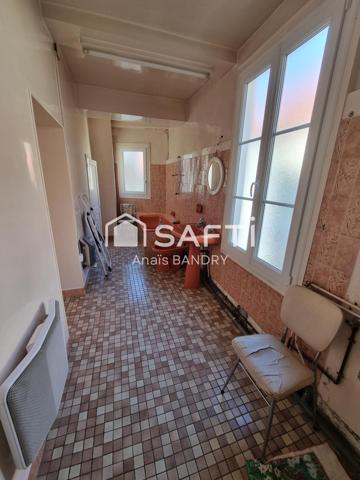 Maison dans un village avec commerces