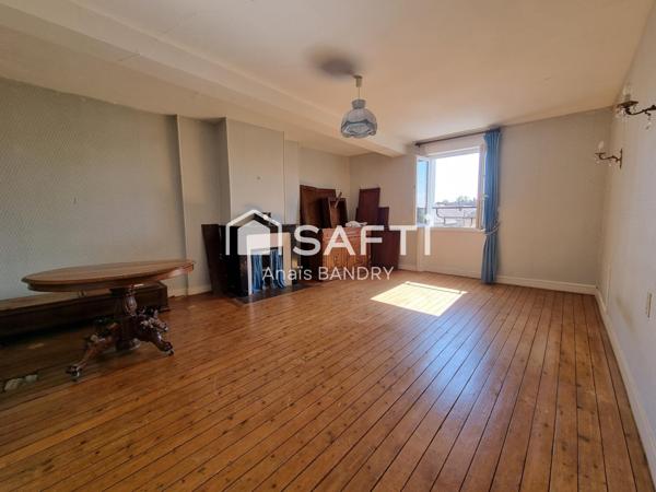 Maison dans un village avec commerces