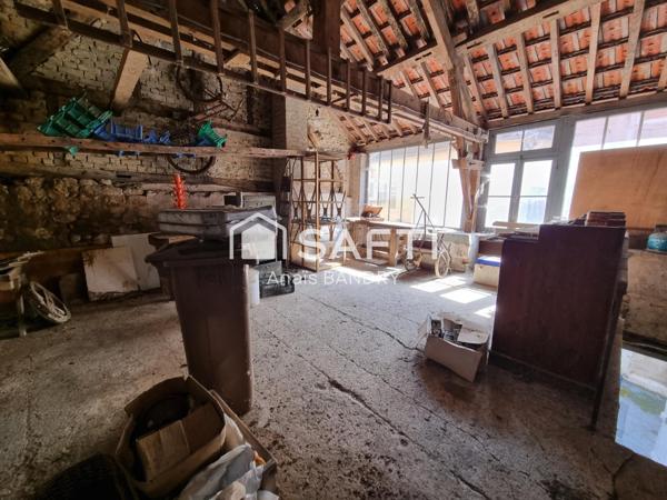 Maison dans un village avec commerces