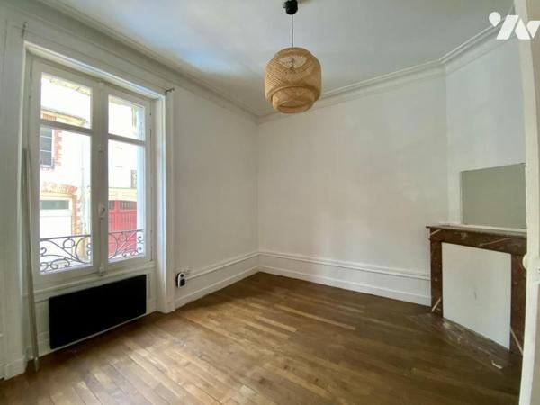 NANTES BASTILLE Studio en Rdc dans petit immeuble ancien