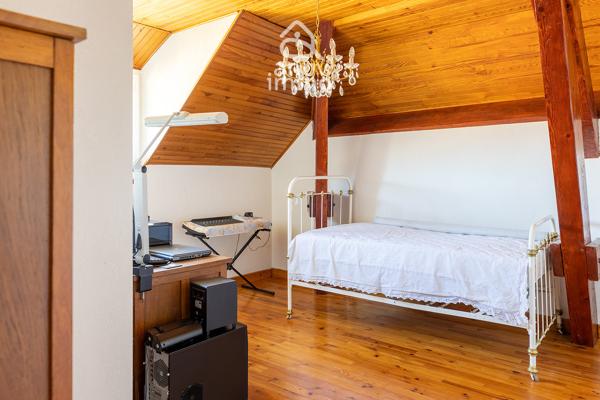 Maison
                                                                                                                                                                                                                                                                                                                        7 pièce(s)                                                                                                                                                                                                          5 chambre(s)                                                                                                                                                                                                          166  m²