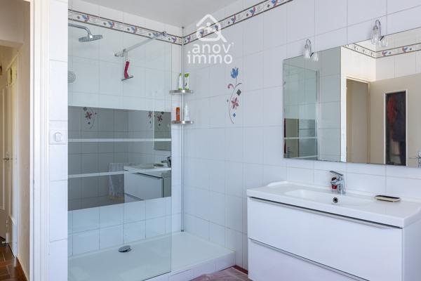 Maison
                                                                                                                                                                                                                                                                                                                        7 pièce(s)                                                                                                                                                                                                          5 chambre(s)                                                                                                                                                                                                          166  m²