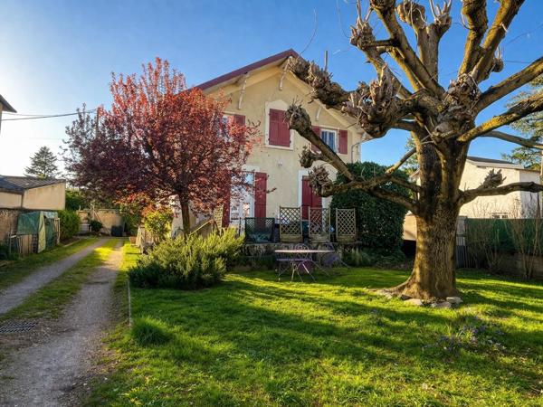 Maison de charme avec jardin arboré et sous-sol complet – Pont-de-Chéruy