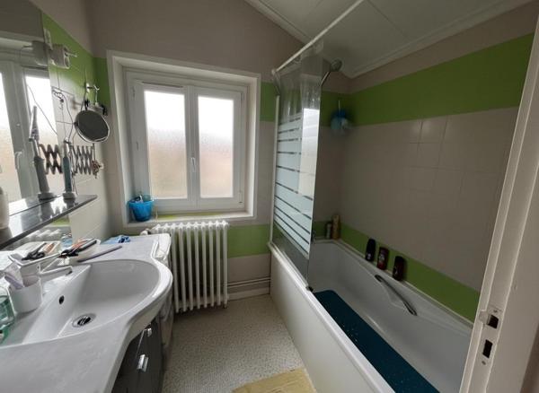 Maison de charme avec jardin arboré et sous-sol complet – Pont-de-Chéruy