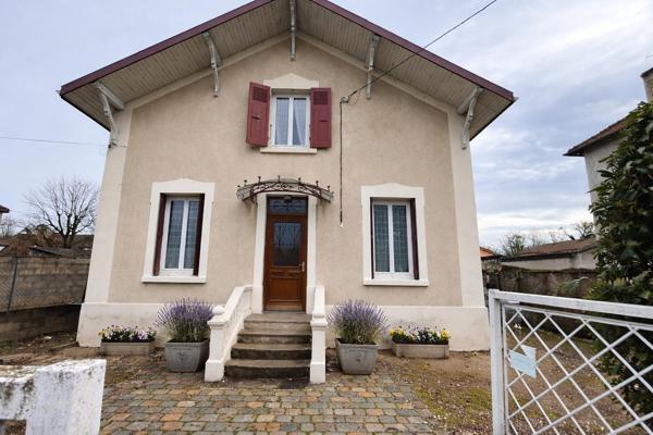 Maison de charme avec jardin arboré et sous-sol complet – Pont-de-Chéruy