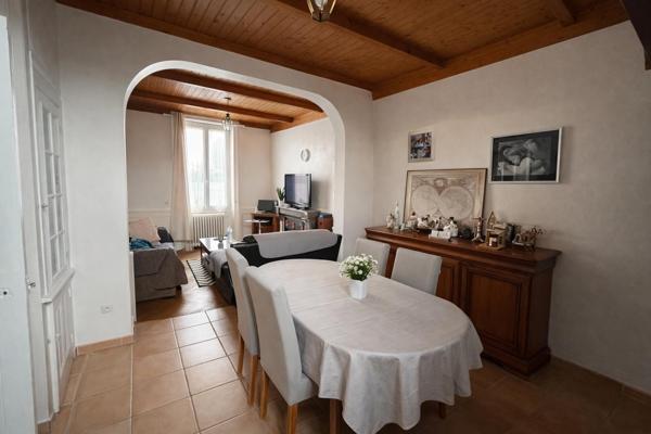 Maison de charme avec jardin arboré et sous-sol complet – Pont-de-Chéruy