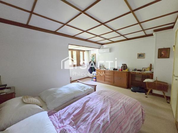 Grande Maison à rénover, terrain de 16,5 ares.