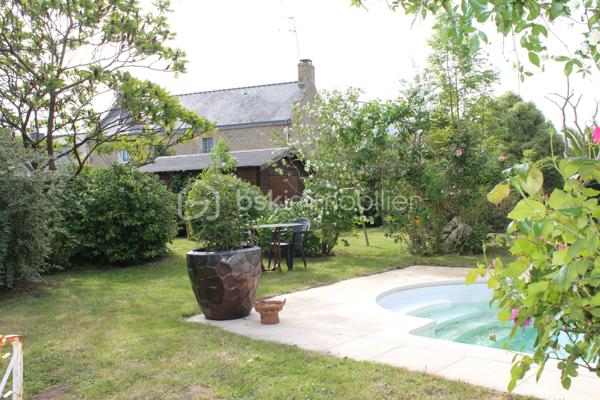 ERDEVEN – Au cœur du littoral breton. Située sur la commune d’Erdeven, joyau du littoral breton appartenant aux Grands Sites de France, entre le plus grand massif dunaire de Bretagne reliant Gâvres à Quiberon, cette maison de caractère bénéficie d’un emplacement privilégié, à moins de 10 minutes à vélo des grandes plages de sable fin et des célèbres sites mégalithiques.

La maison offre de beaux volumes et un cadre de vie idéal pour accueillir famille et amis.
Au rez-de-chaussée, vous découvrirez une cuisine dînatoire conviviale, attenante à un vaste double séjour capable de recevoir une grande famille. Un salon, trois chambres ainsi qu’une salle de bains avec douche complètent ce niveau.

À l’étage, la maison propose quatre chambres parentales, chacune disposant de sa salle d’eau et de toilettes, offrant confort et indépendance à chacun.

Vos invités pourront être accueillis dans un studio indépendant, situé à l’écart de l’habitation principale, à proximité de la piscine.

L’ensemble est implanté sur un magnifique terrain arboré d’environ 1 600 m², offrant calme, intimité et un cadre naturel privilégié.

Une propriété pleine de charme, idéale pour une grande maison familiale, une résidence secondaire ou un projet d’accueil.

Prenez rendez-vous exclusivement, avec Edith L’Honoré pour organiser votre découverte.