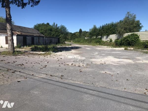 ENSEMBLE IMMOBILIER composé de deux bâtiments et un terrain constructible