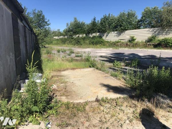 ENSEMBLE IMMOBILIER composé de deux bâtiments et un terrain constructible