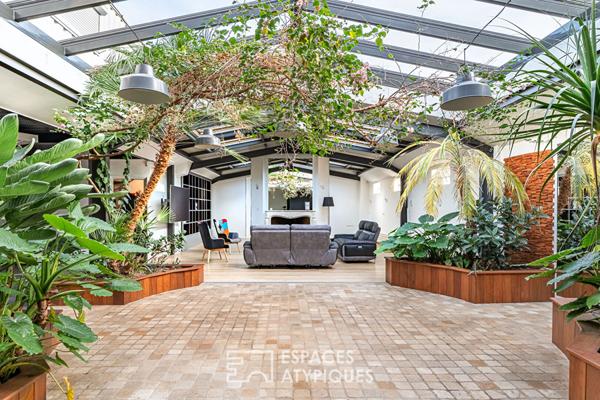 Maison-loft aux volumes exceptionnels, avec verrière et végétation intérieure