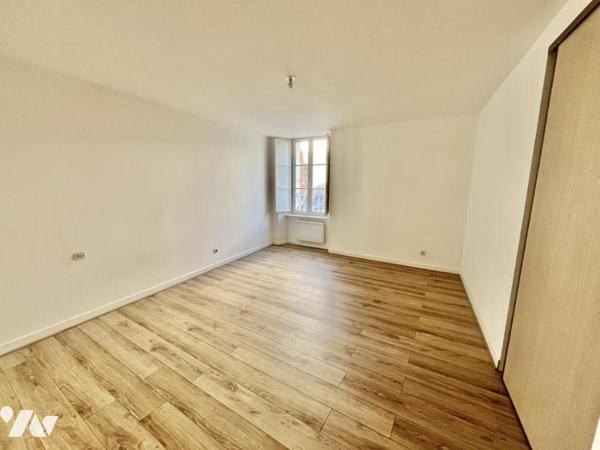 IMMEUBLE DE RAPPORT – 5 LOGEMENTS -5 GARAGES-1 PARKING– DPE C