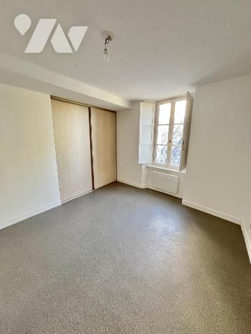 IMMEUBLE DE RAPPORT – 5 LOGEMENTS -5 GARAGES-1 PARKING– DPE C