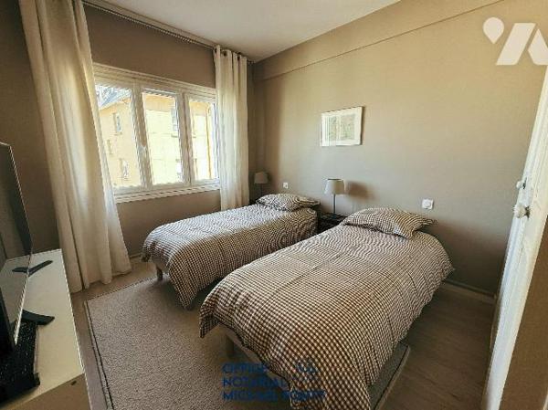 Appartement vue sur mer cuisine aménagée et équipée, deux chambres avec placards, salle de bain...