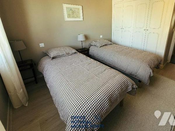 Appartement vue sur mer cuisine aménagée et équipée, deux chambres avec placards, salle de bain...